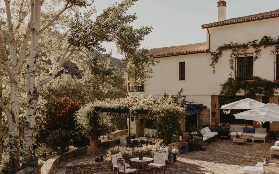 How much does it cost to hire a wedding photographer in Spain in 2025?
